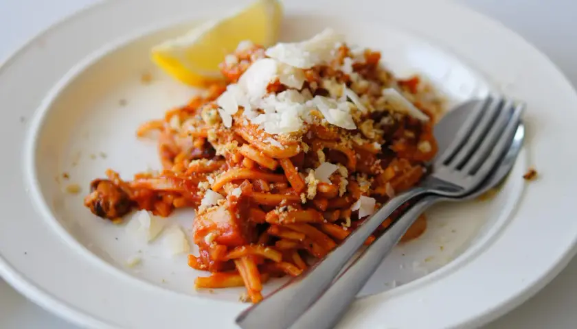 Prosty przepis na spaghetti z sosem pomidorowym, który zachwyca smakiem