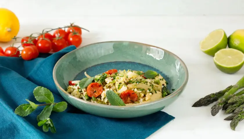 Un'appetitosa insalata di legumi, arricchita da pomodorini e erbe fresche, pronta per essere gustata.