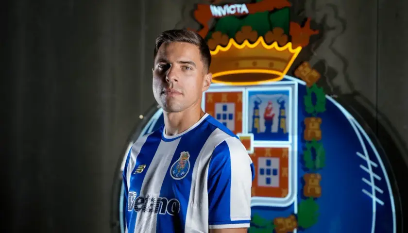 Jan Bednarek w koszulce FC Porto, prezentuje swoje obecne drużyny.