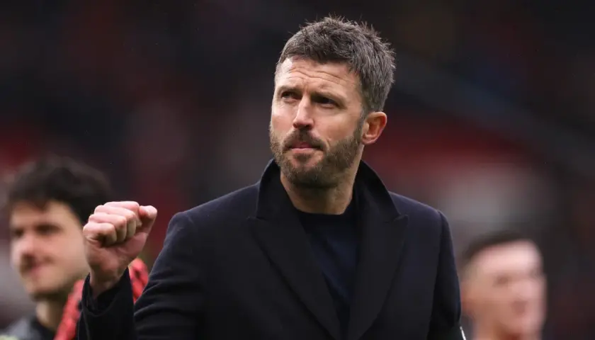 Michael Carrick, były piłkarz i tymczasowy man utd trener, z zaciętą miną i zaciśniętą pięścią.