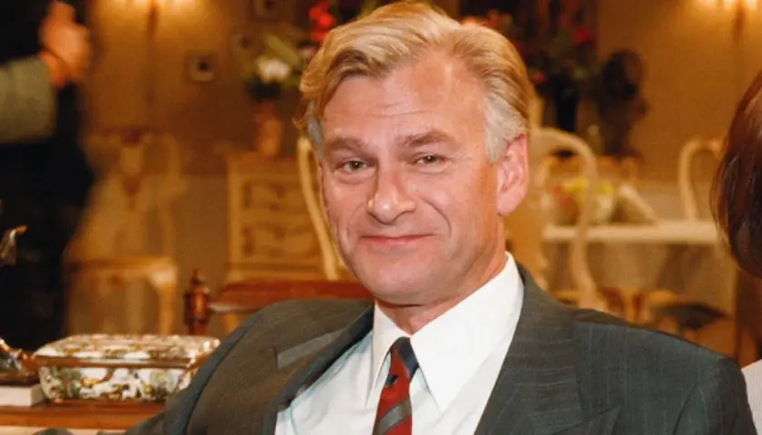 Peder Falk, en man med grånande hår och en vänlig blick, sitter i en elegant miljö.