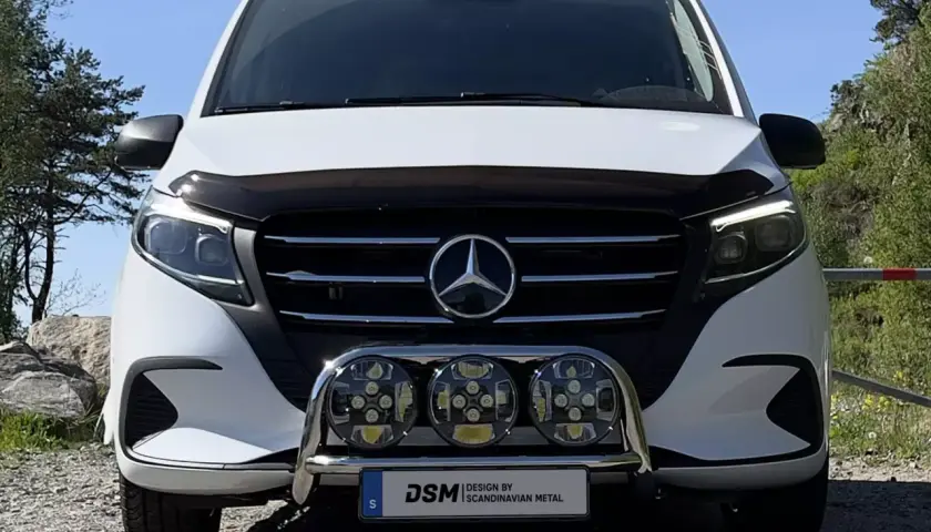 Vit Mercedes Vito med extraljus och ett problem med frontskyddet.