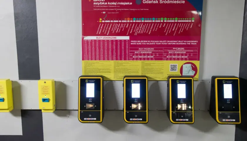 Kasa biletowa SKM z kasownikami i cennikiem biletów metropolitalnych Trójmiasto.