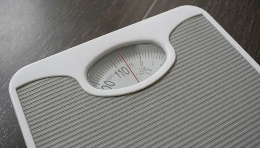 Waga łazienkowa pokazuje 110 kg. Czy to odpowiednia ilość białka dziennie dla Ciebie?
