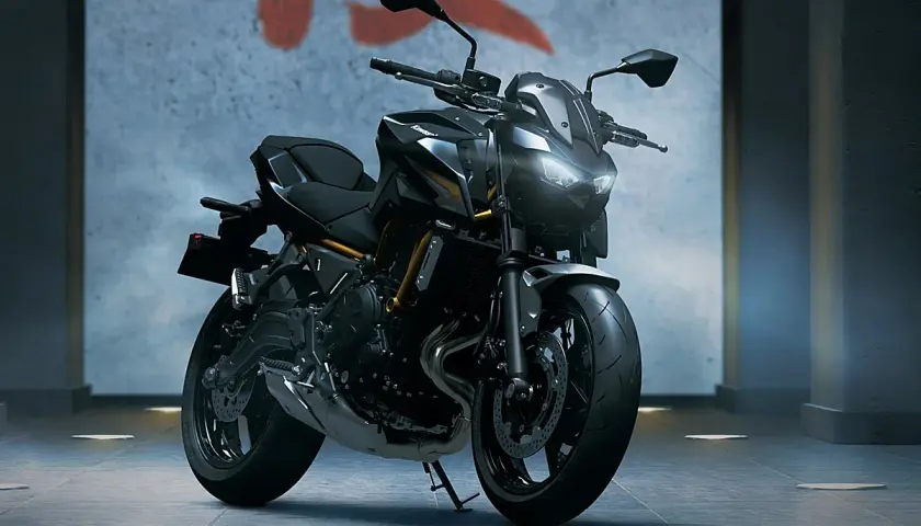 Kawasaki Z650 negra, lista para la acción. Descubre su ficha técnica y potencia.