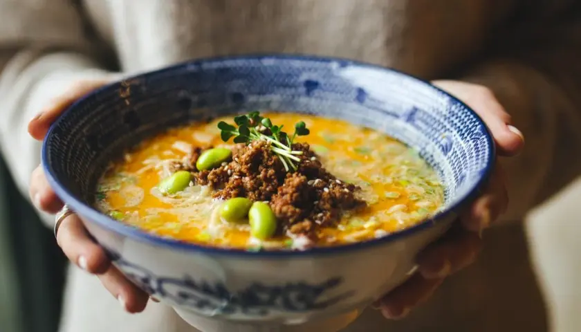Aksamitna zupa porowa z mięsem mielonym, edamame i kiełkami. Idealna na chłodne dni.