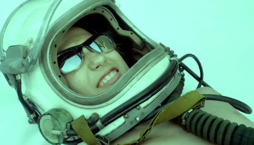 Kobieta w goglach i hełmie astronauty, gotowa na podróż w kosmos, jak w najlepszych filmach o kosmosie.