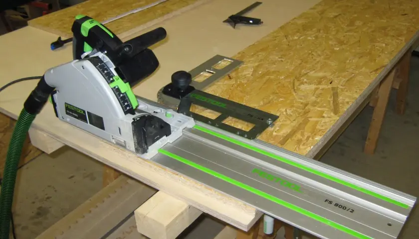 Festool-System für präzise Schnitte in Holz. Die **Standsäge Holz** mit Führungsschiene ermöglicht gerade und saubere Zuschnitte.