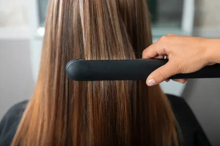 ¿Plancha de pelo o cepillo alisador? Encuentra la mejor opción para ti