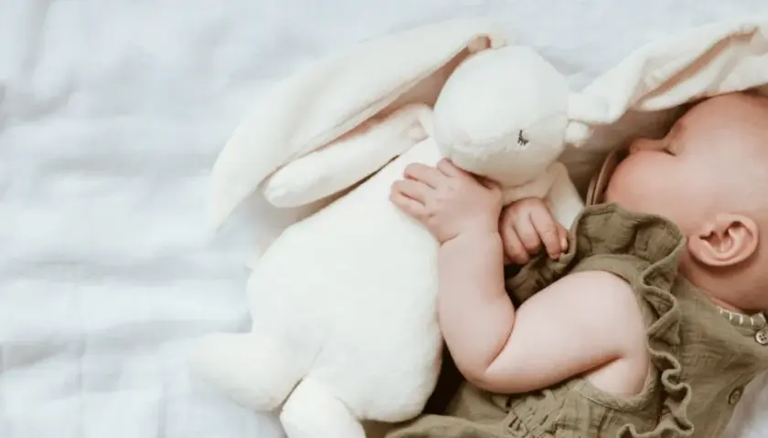 Od kiedy przytulanka dla niemowlaka? Kluczowe etapy rozwoju dziecka