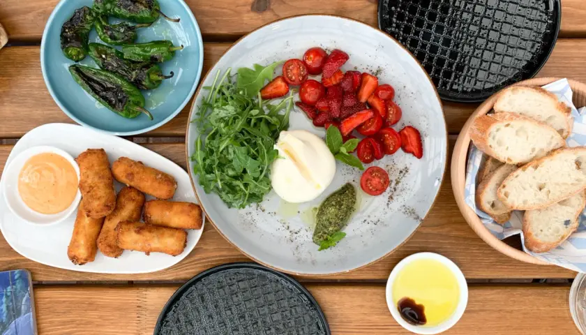 Dębki gdzie zjeść - najlepsze restauracje i ukryte smaki nad morzem