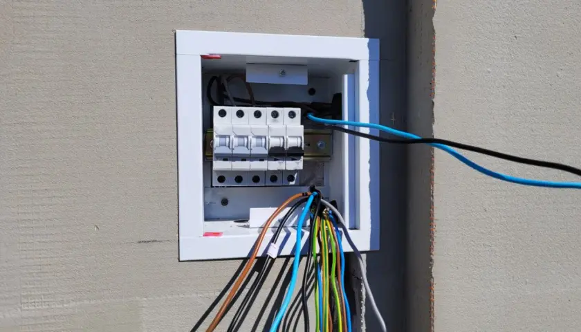 Ile kosztuje przeniesienie skrzynki elektrycznej? Sprawdź, co wpływa na cenę