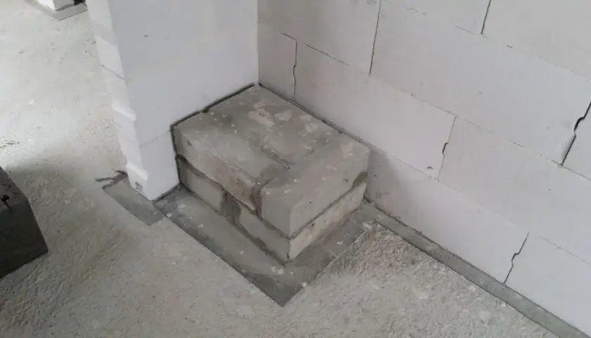 Jaki fundament pod komin systemowy? Uniknij najczęstszych błędów