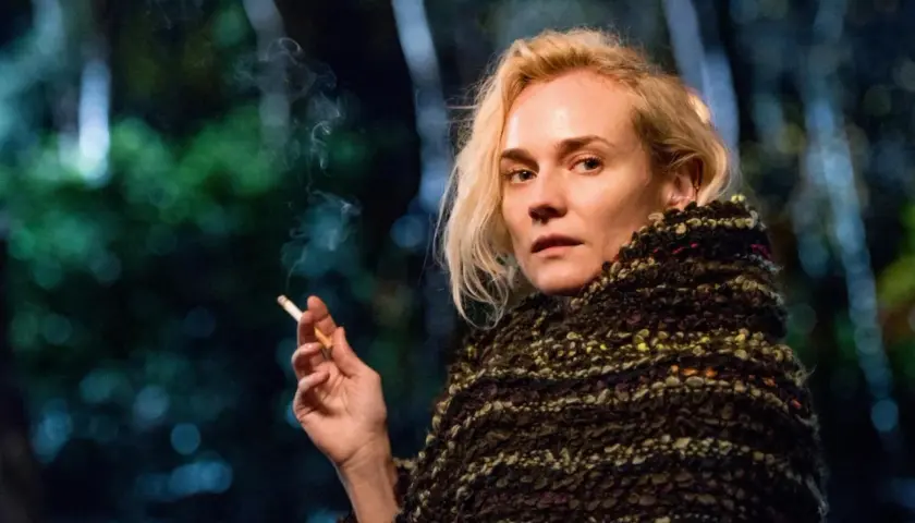 Diane Kruger w filmach, z papierosem w dłoni, otulona w gruby szal.