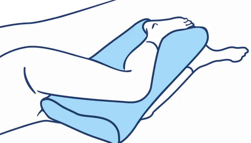 Poduszka między kolana zapewnia komfort i wsparcie podczas snu na boku, poprawiając ułożenie kręgosłupa.