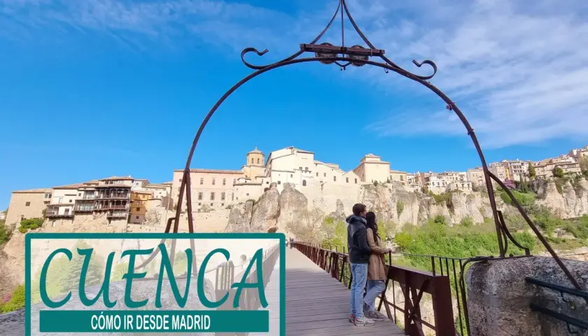 Pareja en puente de madera con vistas a la ciudad de Cuenca, un destino ideal para una escapada desde Madrid.