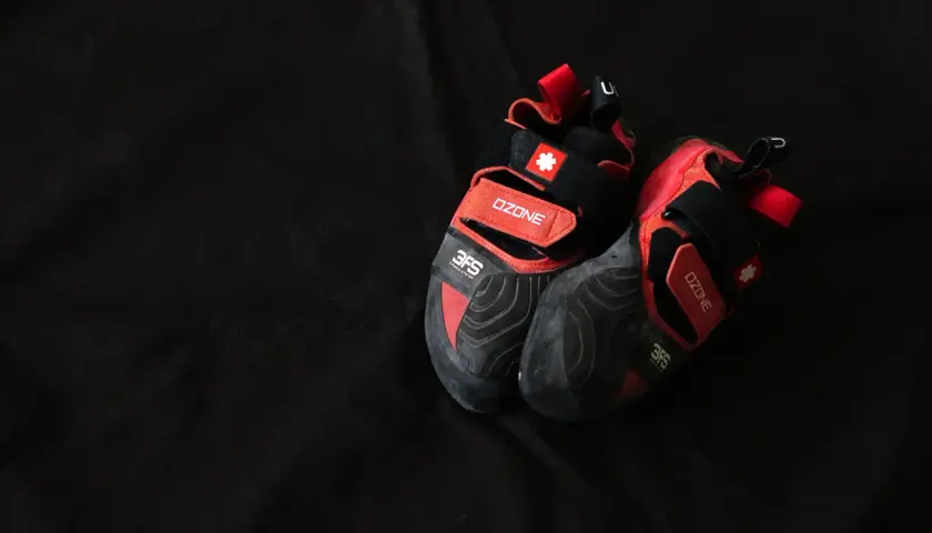 Czarne buty wspinaczkowe z czerwonymi akcentami, idealne buty wspinaczkowe dla początkujących, z rzepami i logo "OZONE".