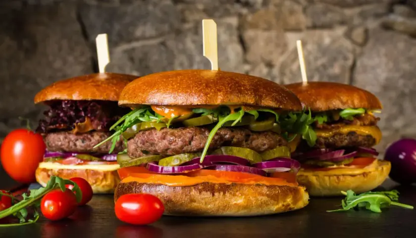 Kiedy jest dzień hamburgera? Odkryj datę i ciekawostki!