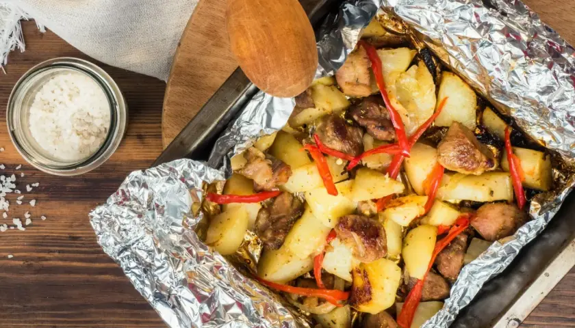 Co zrobić z fileta z kurczaka na szybko? Pieczone ziemniaki z kurczakiem i papryczką chili w folii aluminiowej.
