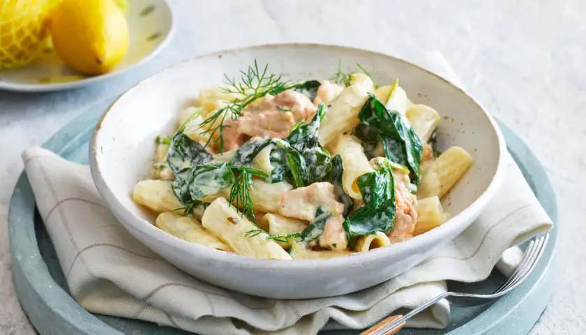 Krämig laxpasta med spenat och dill, ett utsökt recept för en snabb och god middag.
