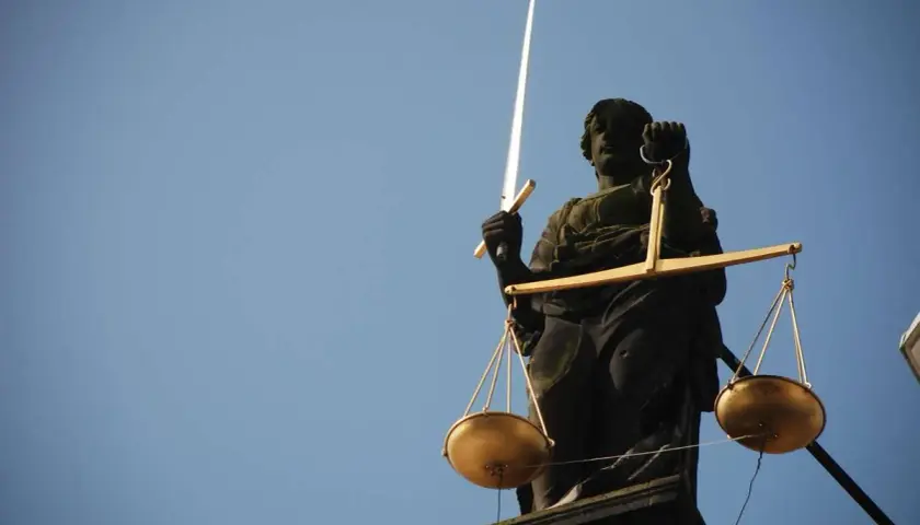 Temida z mieczem i wagą symbolizuje sprawiedliwość. Zastanawiasz się, ile bierze komornik za alimenty? Prawo jest po Twojej stronie.