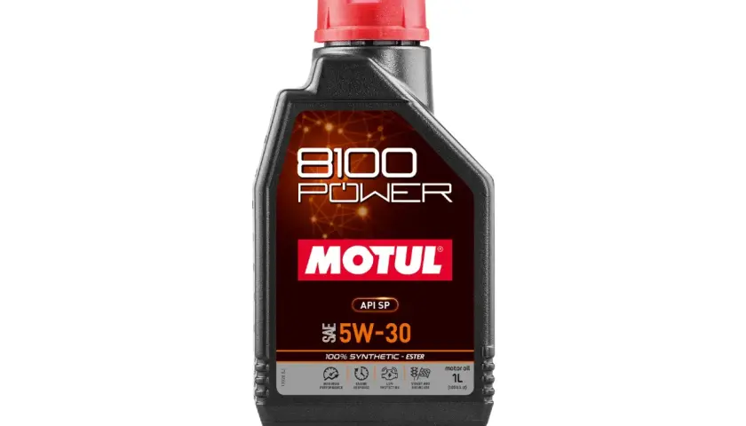 Czarna butelka oleju silnikowego Motul 8100 Power 5W-30 1L z czerwonym korkiem.
