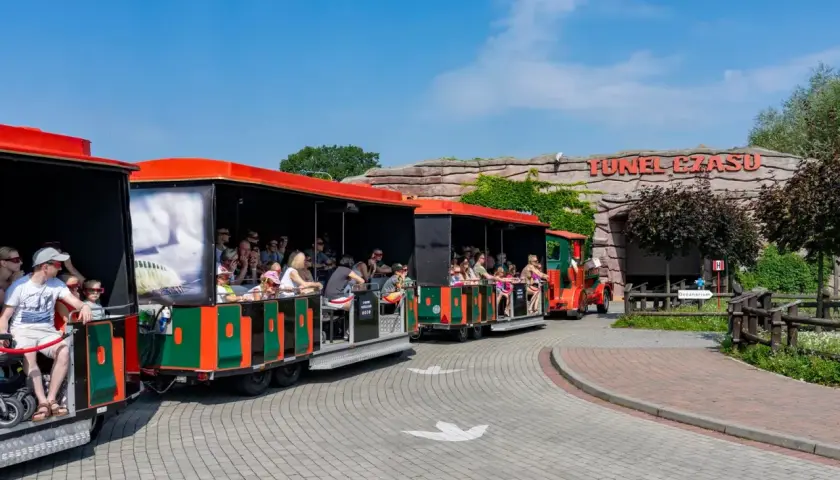 Pociąg z pasażerami wjeżdża do Tunelu Czasu w Krasiejów Park.