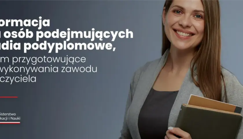 Uśmiechnięta kobieta z notatnikami, symbolizująca pedagogika studia. Informacja dla osób podejmujących studia podyplomowe.