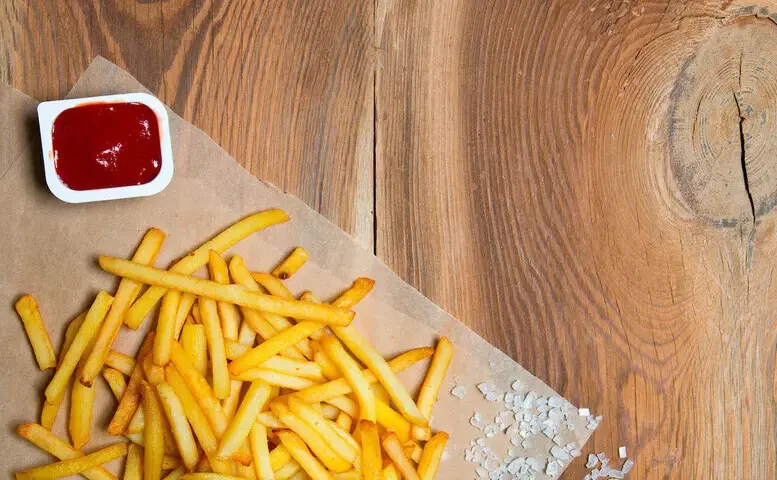 Ile smażyć frytki na patelni, żeby były idealnie chrupiące?