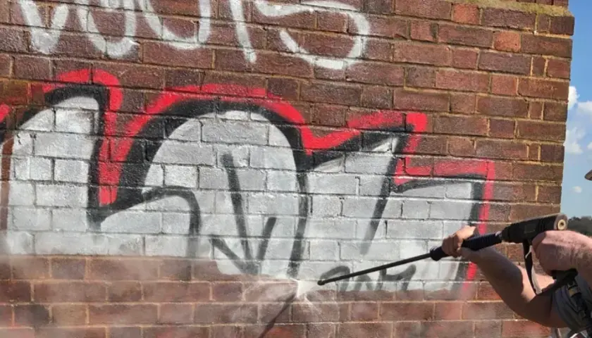 Skuteczne sposoby jak usunąć graffiti z elewacji: 5 sprawdzonych metod