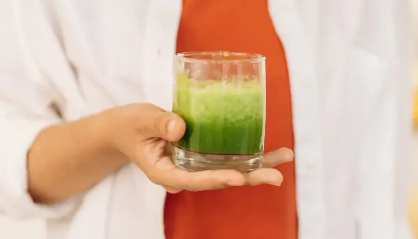 Beneficios sorprendentes del batido de espinacas y plátano para tu salud