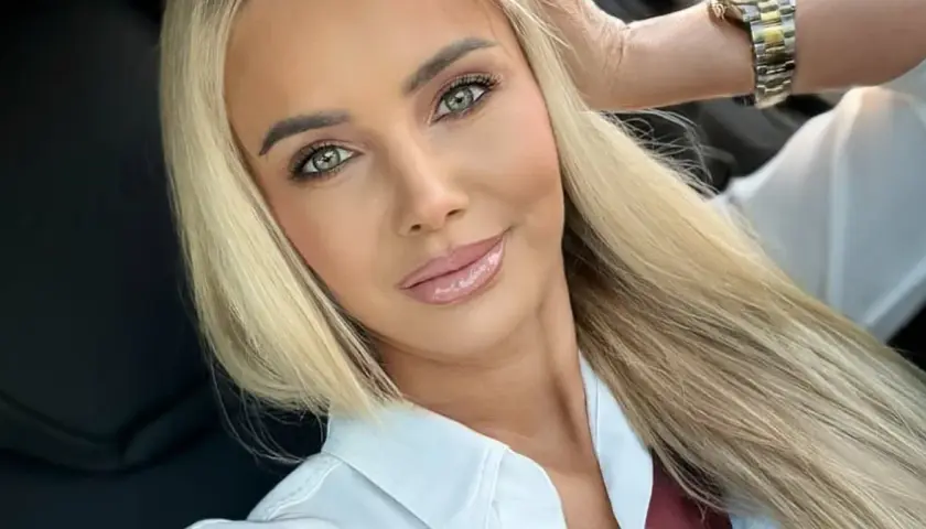 Monika Chwajoł, wiek nie gra roli, gdy ma się taką energię i styl. Uśmiechnięta blondynka w białej koszuli.