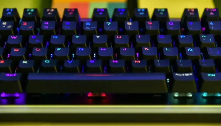 Klawiatura mechaniczna z podświetleniem RGB, idealna do tworzenia własnego rankingu klawiatur mechanicznych.