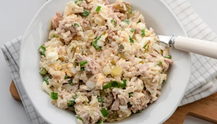 Szybka sałatka z ryżem i jajkiem, pełna smaku i sycąca. Idealna na szybki lunch lub kolację.