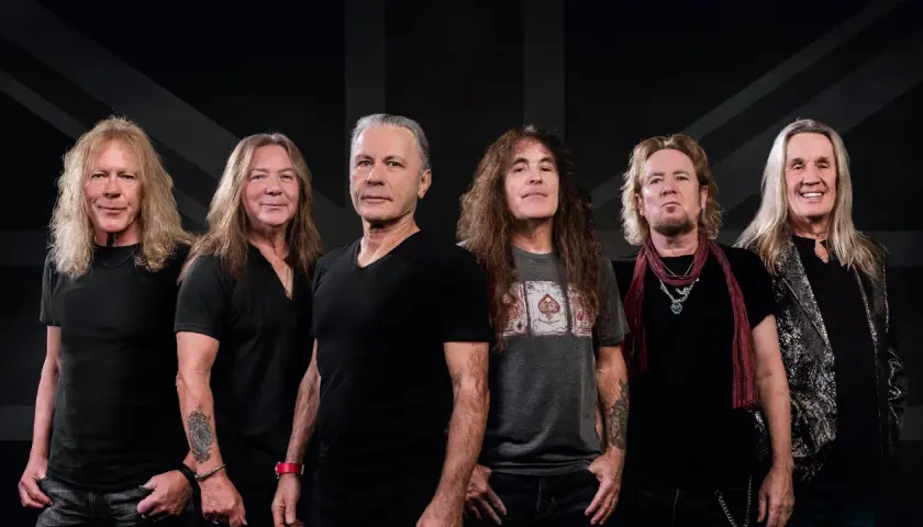 Sześciu członków Iron Maiden, gotowych do zagrania swoich najnowszych utworów.