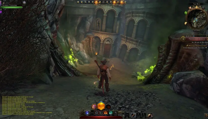Postać w grze Neverwinter Online zbliża się do mrocznej, kamiennej budowli z łukami i drzwiami.