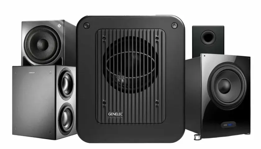 Mehrere Subwoofer, darunter ein Genelec-Modell, bereit für den Einsatz mit einem high pass filter.