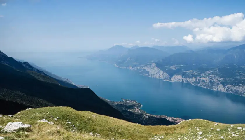 Blick vom Monte Baldo auf den Gardasee. Ein perfekter Ort für **Monte Baldo Wandern** mit atemberaubender Aussicht.