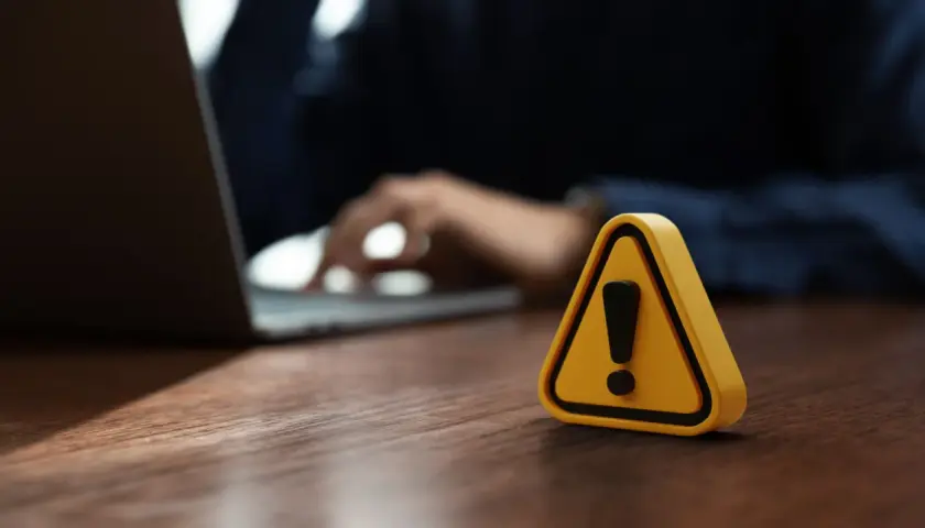 Warnung vor Betrugsmasche bei Kleinanzeigen: Ein Ausrufezeichen im gelben Dreieck warnt vor Gefahren beim Online-Handel.