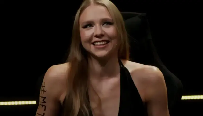 Uśmiechnięta Maja Staśko, której wiek nie jest widoczny, z napisem #METOO na ramieniu.