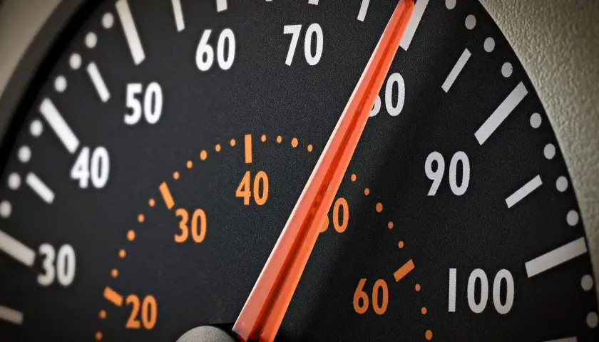 Tacho zeigt 40 km/h. Aufpassen, das Tempolimit in Portugal ist oft niedriger.