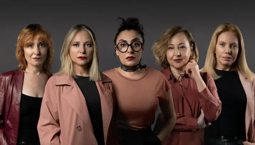 Fem kvinnor poserar med bestämda miner, redo för action i "Furia"-serien.