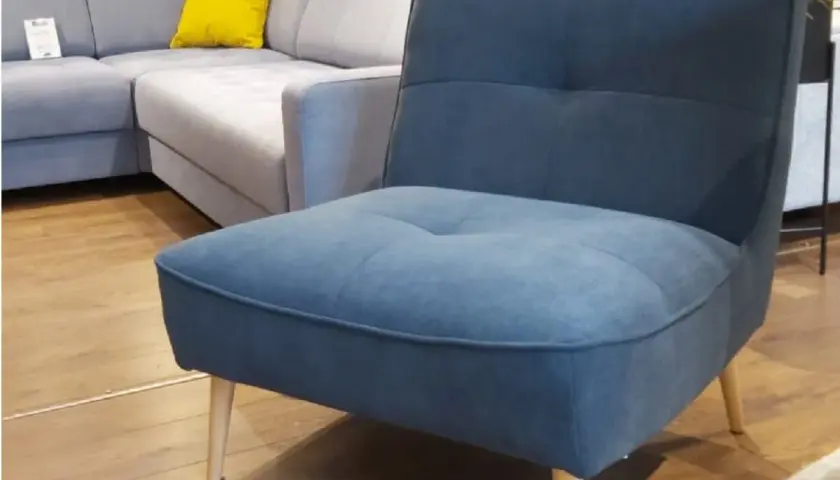 Fotel do szarej kanapy: Kolory, materiały, styl wybierz idealny!