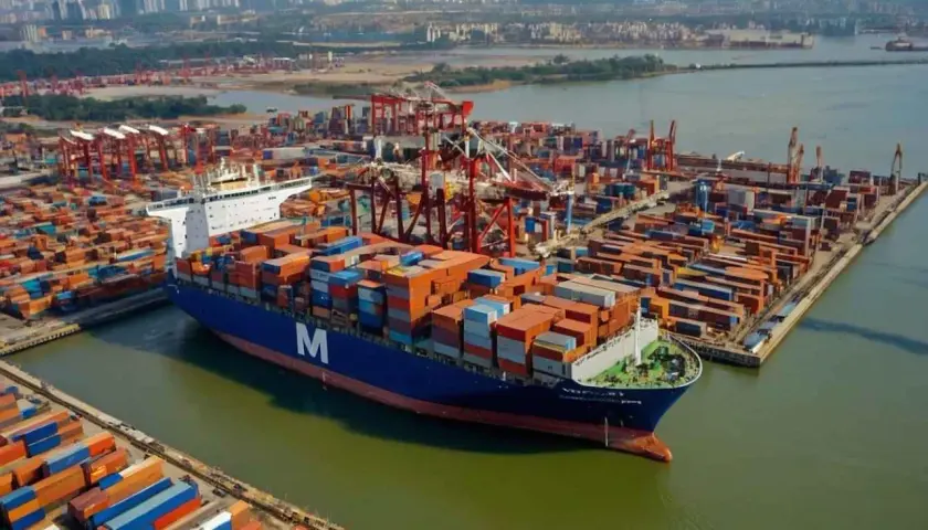 Großer Containerschiffhafen mit vielen Containern und Kränen. Ein Schiff mit dem "M"-Logo ist im Vordergrund. Ein Shipper nur, kein Verkäufer.