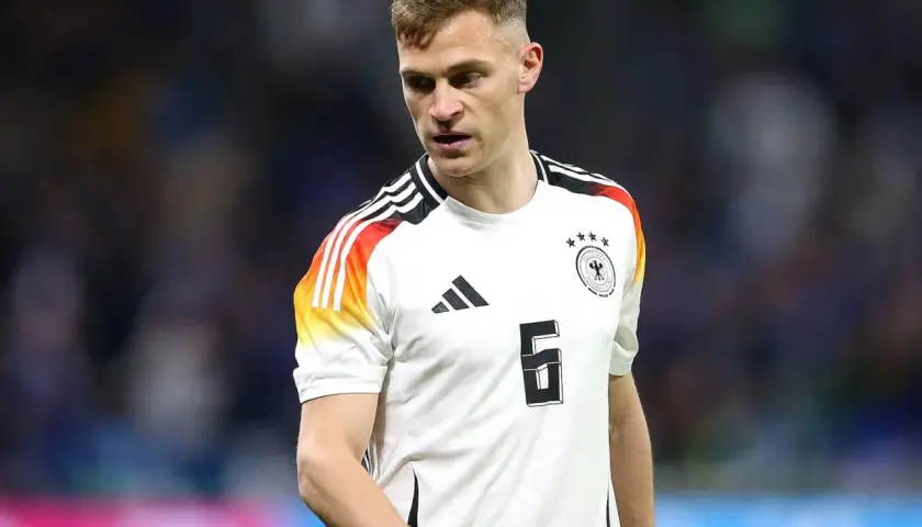 Ein deutscher Fußballspieler, ein starker defensiver Mittelfeldspieler, trägt das Trikot mit der Nummer 6.