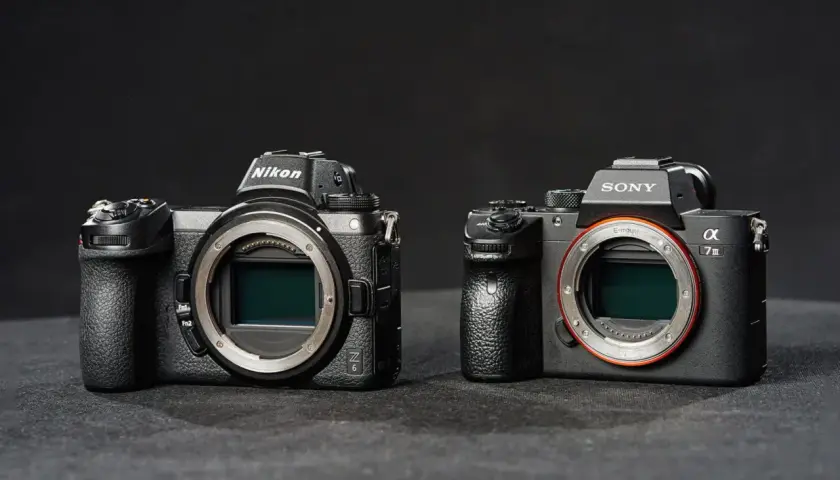 Dwa aparaty bezlusterkowe: Nikon Z6 i Sony a7 III. Nikon Z6, następca legendarnego Nikon Z7 III, obok swojego konkurenta.