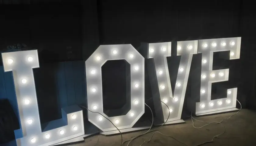 Podświetlane litery LOVE, idealne na wynajem na imprezy i wesela.