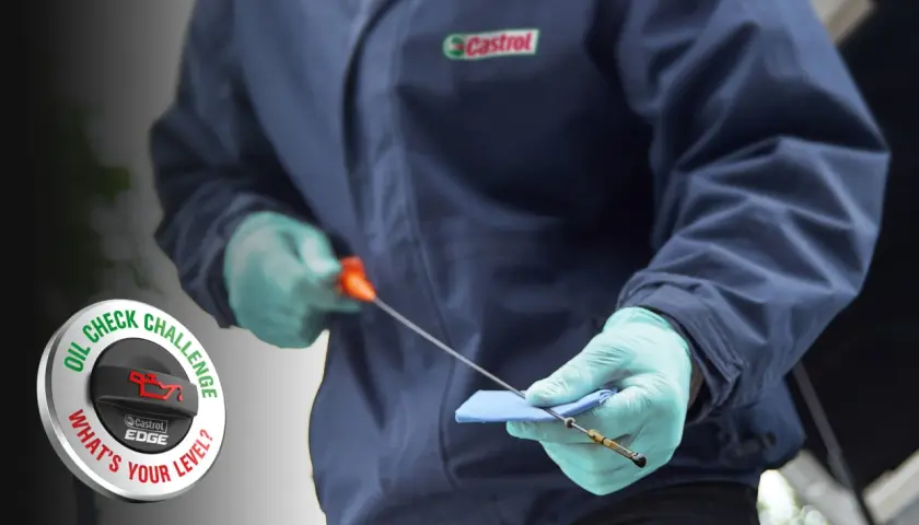 Sprawdź, ile się wlewa oleju do silnika, czyszcząc bagnet. Castrol Edge zachęca do kontroli poziomu oleju.