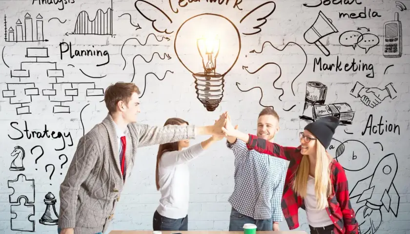Team che celebra un successo, con disegni di strategia, pianificazione e gestione dei conflitti sullo sfondo.