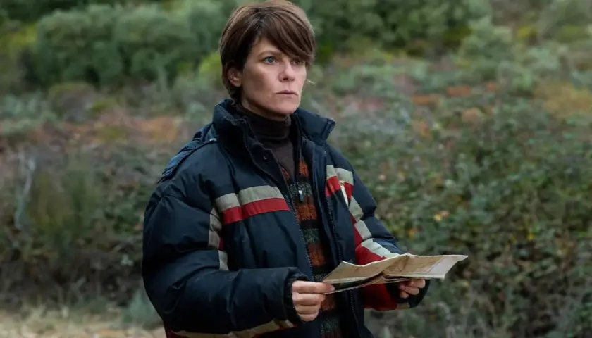 Donna con mappa in mano, immersa nella natura. Le sue espressioni suggeriscono un'avventura, forse ispirata dalle recensioni di "as bestas".